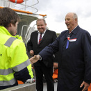 King Harald meets students aboard the teaching ship "Mrs Inger" (Photo: Ned Alley / NTB scanpix)